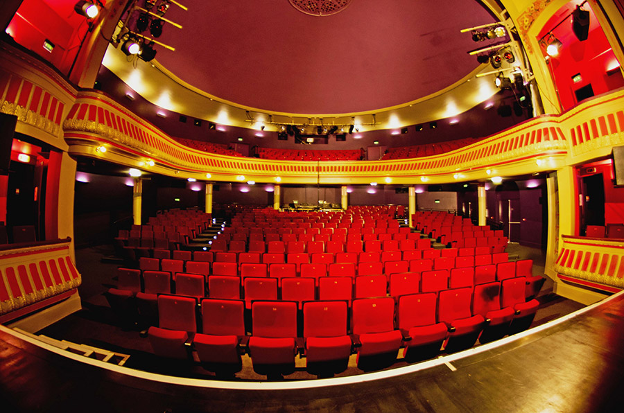 SALLE-VUE-DE-LA-SCENE_IGP4150_modifie-1-petite_w_sRGB